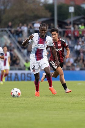 August 26, 2026, xhfmx, Soccer, UEFA Women s Champions League Qualifying Round 3, Eintracht Frankfurt Women vs. Paris Saint-Germain Women, from left: Merveille Kanjinga (Paris Saint-Germain), 19, in a footrace with Dilara Acikgöz (Eintracht Frankfurt), 29, Frankfurt