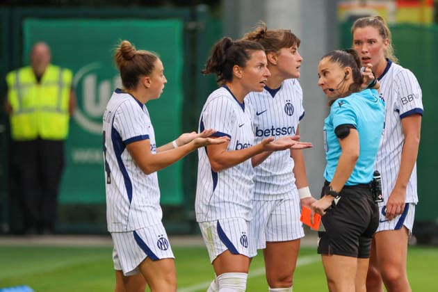 Wolfsburg, Germany, August 26, 2026 Champions League Qualifying First Leg: VfL Wolfsburg Women vs. Inter Milan Women. Pictured, from left: Chiara Robustellini of Inter receives a red card, argues with referee Iuliana Demetrescu of Romania, and is forced to leave the field. Copyright: HMBxMedia MadeleinexFantini
