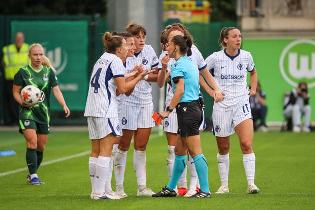 Wolfsburg, Germany, August 26, 2026 Champions League Qualifying First Leg: VfL Wolfsburg Women vs. Inter Milan Women. Pictured, from left: Chiara Robustellini of Inter receives a red card, argues with referee Iuliana Demetrescu of Romania, and is forced to leave the field. Copyright: HMBxMedia MadeleinexFantini