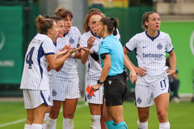 Wolfsburg, Germany, August 26, 2026 Champions League Qualifying First Leg: VfL Wolfsburg Women vs. Inter Milan Women. Pictured, from left: Chiara Robustellini of Inter receives a red card, argues with referee Iuliana Demetrescu of Romania, and is forced to leave the field. Copyright: HMBxMedia MadeleinexFantini