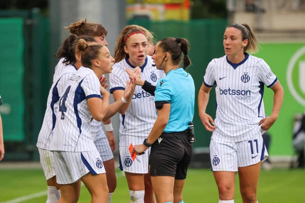 Wolfsburg, Germany, August 26, 2026 Champions League Qualifying First Leg: VfL Wolfsburg Women vs. Inter Milan Women. Pictured, from left: Chiara Robustellini of Inter receives a red card, argues with referee Iuliana Demetrescu of Romania, and is forced to leave the field. Copyright: HMBxMedia MadeleinexFantini
