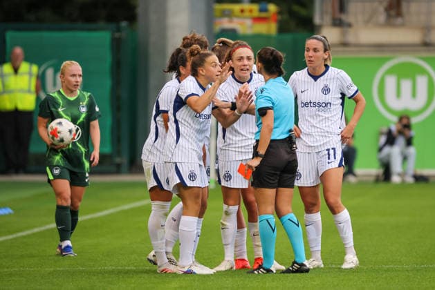 Wolfsburg, Germany, August 26, 2026 Champions League Qualifying First Leg: VfL Wolfsburg Women vs. Inter Milan Women. Pictured, from left: Chiara Robustellini of Inter receives a red card, argues with referee Iuliana Demetrescu of Romania, and is forced to leave the field. Copyright: HMBxMedia MadeleinexFantini