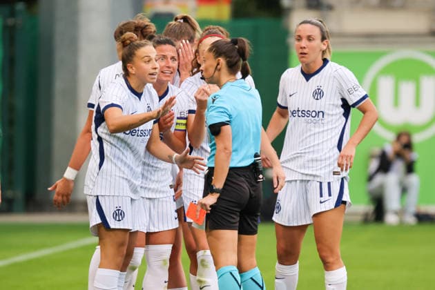 Wolfsburg, Germany, August 26, 2026 Champions League Qualifying First Leg: VfL Wolfsburg Women vs. Inter Milan Women. Pictured, from left: Chiara Robustellini of Inter receives a red card, argues with referee Iuliana Demetrescu of Romania, and is forced to leave the field. Copyright: HMBxMedia MadeleinexFantini