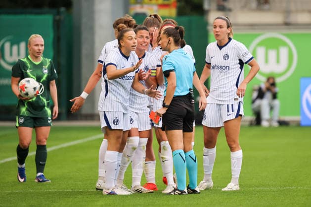 Wolfsburg, Germany, August 26, 2026 Champions League Qualifying First Leg: VfL Wolfsburg Women vs. Inter Milan Women. Pictured, from left: Chiara Robustellini of Inter receives a red card, argues with referee Iuliana Demetrescu of Romania, and is forced to leave the field. Copyright: HMBxMedia MadeleinexFantini