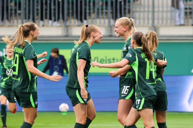 Wolfsburg, Germany, August 26, 2026; Champions League Qualifying Round, First Leg: VfL Wolfsburg Women vs. Inter Milan Women. Pictured: Goal scorer Camilla Küver (center) scores Wolfsburg’s second goal and celebrates with her teammates. Copyright: HMBxMedia MadeleinexFantini