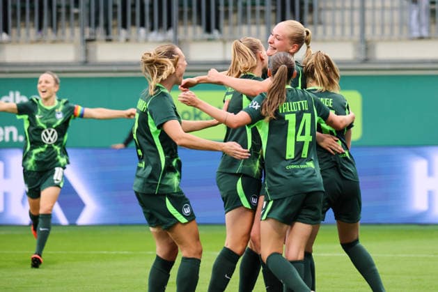 Wolfsburg, Germany, August 26, 2026; Champions League Qualifying Round, First Leg: VfL Wolfsburg Women vs. Inter Milan Women. Pictured: Goal scorer Camilla Küver (center) scores Wolfsburg’s second goal and celebrates with her teammates. Copyright: HMBxMedia MadeleinexFantini
