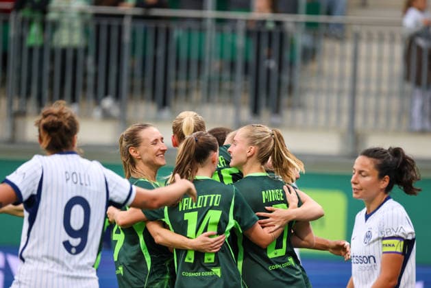 Wolfsburg, Germany, August 26, 2026; Champions League Qualifying Round, First Leg: VfL Wolfsburg Women vs. Inter Milan Women. Pictured: Goal scorer Camilla Küver (center) scores Wolfsburg’s second goal and celebrates with her teammates. Copyright: HMBxMedia MadeleinexFantini