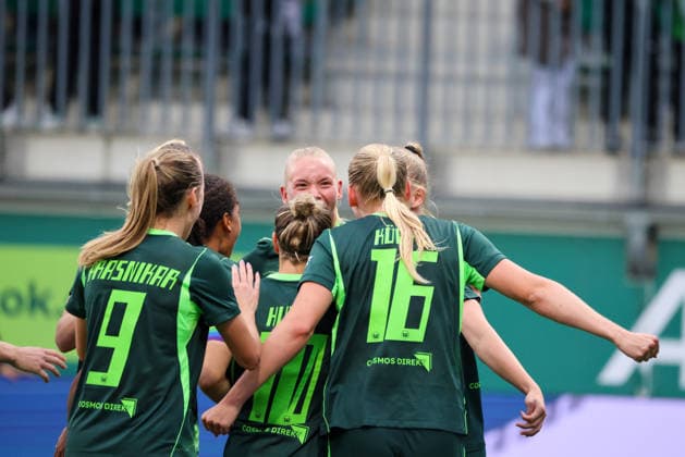Wolfsburg, Germany, August 26, 2026 — Champions League Qualifying Round, First Leg: VfL Wolfsburg Women vs. Inter Milan Women. Pictured: Goal scorer Camilla Küver (second from the right) scores Wolfsburg’s second goal and celebrates with her teammates. Copyright: HMBxMedia MadeleinexFantini