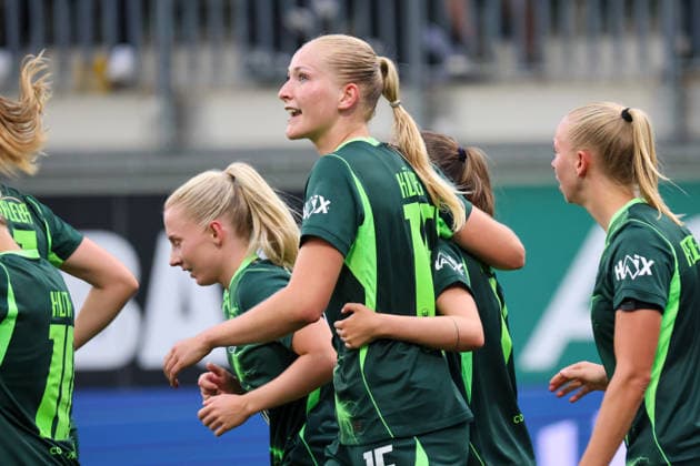 Wolfsburg, Germany, August 26, 2026; Champions League Qualifying Round, First Leg: VfL Wolfsburg Women vs. Inter Milan Women. Pictured: Goal scorer Camilla Küver (Kuever) of Wolfsburg, center, scores the goal to make it 2–0 for Wolfsburg and celebrates with her teammates. Copyright: HMBxMedia MadeleinexFantini