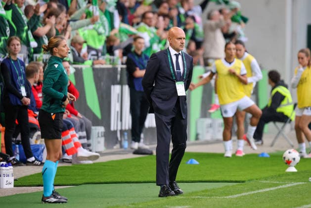 Wolfsburg, Germany, August 26, 2026 — Champions League Qualifying Round, First Leg: VfL Wolfsburg Women vs. Inter Milan Women. Pictured: Head Coach David Sassarini of Inter, looking dissatisfied on the sidelines. Copyright: HMBxMedia MadeleinexFantini