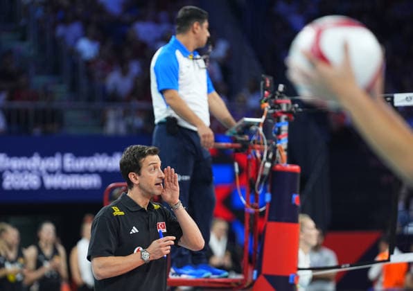 Turkiye v Germany - CEV EuroVolley 2026 ISTANBUL, TURKIYE - AUGUST 26: Head Coach of Turkiye Daniele Santarelli gives tactics during the CEV EuroVolley 2026 Women Group A match between Turkiye and Germany at Sinan Erdem Dome in Istanbul, Turkiye on August 26, 2026. Esra Bilgin Anadolu Istanbul Turkey. Editorial use only. Please get in touch for any other usage.  Copyright: x2026xAnadoluxEsraxBilginx
