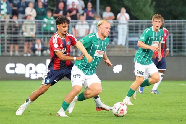 26.08.26, GER, Regionalliga Nord, Fussball, 1. Spieltag, Saison 2026 2027, Dietmar-Scholze-Stadion an der Lohmuehle, VfB Lübeck vs Hamburger SV II Mehmet YÄ±ldÄ±rÄ±m (Hamburger SV II 23) im Zweikampf gegen Tom Kankowski (VfB Luebeck 08) Foto nordphoto GmbH Tauchnitz Luebeck Dietmar-Scholze-Stadion an der Lohmuehle SH Germany *** August 26, 2026, GER, Regionalliga Nord, Soccer, Matchday 1, 2026–2027 Season, Dietmar Scholze Stadium at the Lohmühle, VfB Lübeck vs. Hamburger SV II Mehmet Yildirim (Hamburger SV II, No. 23) in a tackle against Tom Kankowski (VfB Lübeck 08) Photo: nordphoto GmbH Tauchnitz, Lübeck, Dietmar Scholze Stadium an der Lohmühle, SH, Germany Copyright: xnordphotoxGmbHx xTauchnitzx
