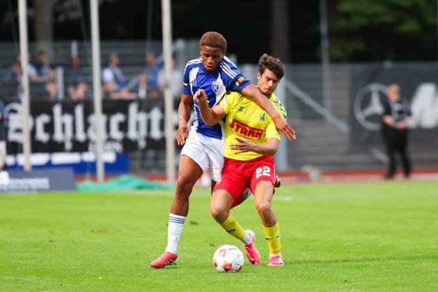 August 26, 2026, Soccer, Men s, Regionalliga Nord, Matchday 5, SV Atlas Delmenhorst vs. BSV Kickers Emden, Jubes Ticha Blue 29 of BSV Kickers Emden battles for the ball with Linus Urban 22 of SV Atlas Delmenhorst