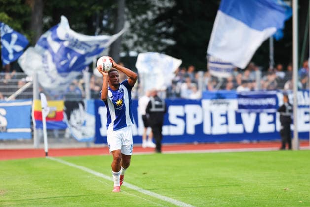 August 26, 2026, Soccer, Men s, Regionalliga Nord, Matchday 5, SV Atlas Delmenhorst vs. BSV Kickers Emden, Jubes Ticha Blue 29, BSV Kickers Emden on a throw-in