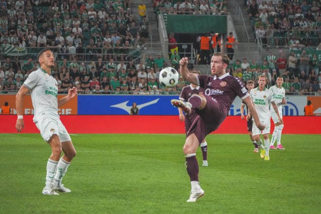 Soccer Austria UEFA Conference League 2026–2027 Playoffs Second Leg, August 26, 2026 SK Rapid Vienna, Austria vs. Heart of Midlothian FC (Hearts), Scotland Weststadion, Vienna, Austria Jamie McCart of Heart of Midlothian FC with Ercan Kara of SK Rapid Vienna Copyright: xLukasxBierederx