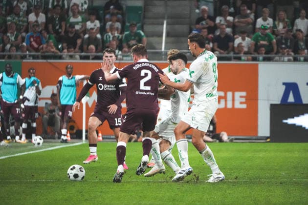 Soccer Austria UEFA Conference League 2026–2027 Playoffs, Second Leg, August 26, 2026 SK Rapid Vienna, Austria vs. Heart of Midlothian FC (Hearts), Scotland Weststadion, Vienna, Austria Christian Borchgrevink Heart of Midlothian FC with Ercan Kara SK Rapid Vienna Copyright: xLukasxBierederx