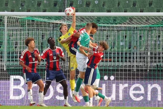 26.08.26, GER, Regionalliga Nord, Fussball, 1. Spieltag, Saison 2026 2027, Dietmar-Scholze-Stadion an der Lohmuehle, VfB Lübeck vs Hamburger SV II Torwart Parade von Torwart Colin Poppelbaum (Hamburger SV II 01) Foto nordphoto GmbH Tauchnitz Luebeck Dietmar-Scholze-Stadion an der Lohmuehle SH Germany *** August 26, 2026, GER, Regionalliga Nord, Soccer, Matchday 1, 2026–2027 Season, Dietmar Scholze Stadium at the Lohmühle, VfB Lübeck vs. Hamburger SV II Goalkeeper save by goalkeeper Colin Poppelbaum Hamburger SV II 01 Photo: nordphoto GmbH Tauchnitz Lübeck Dietmar Scholze Stadium at the Lohmühle SH Germany Copyright: xnordphotoxGmbHx xTauchnitzx