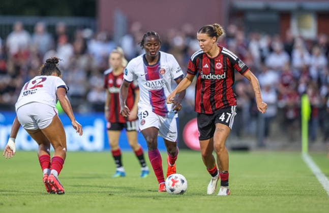 GER, Frankfurt, Eintracht Frankfurt vs. Paris Saint-Germain, UEFA Women s Champions League, Soccer, UEFA, 2026–2027 Season, Stadion am Brentanobad, 3rd Qualifying Round, First Leg (pictured, from left): Merveille Kanjinga, Paris Saint-Germain Women U-19, Larissa Mühlhaus, Eintracht Frankfurt Women’s Team, 47. DFB and DFL regulations prohibit any use of photographs as image sequences and or quasi-video. August 26, 2026 Copyright: HMBxMedia HendrikxHamelau