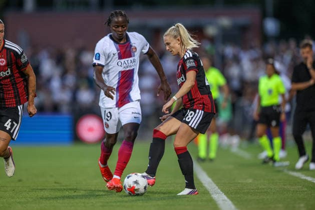 GER, Frankfurt, Eintracht Frankfurt vs. Paris Saint-Germain, UEFA Women s Champions League, soccer, UEFA, 2026–2027 season, Stadion am Brentanobad, 3rd qualifying round, first leg (pictured, from left): Merveille Kanjinga, Paris Saint-Germain Women s Team, 19, Rebecka Blomqvist, Eintracht Frankfurt Women’s Team, 28. DFB and DFL regulations prohibit any use of photographs as image sequences and or quasi-video. August 26, 2026 Copyright: HMBxMedia HendrikxHamelau