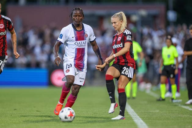 GER, Frankfurt, Eintracht Frankfurt vs. Paris Saint-Germain, UEFA Women s Champions League, soccer, UEFA, 2026–2027 season, Stadion am Brentanobad, 3rd qualifying round, first leg (pictured, from left): Merveille Kanjinga, Paris Saint-Germain Women s Team, 19, Rebecka Blomqvist, Eintracht Frankfurt Women’s Team, 28. DFB and DFL regulations prohibit any use of photographs as image sequences and or quasi-video. August 26, 2026 Copyright: HMBxMedia HendrikxHamelau