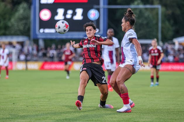 GER, Frankfurt, Eintracht Frankfurt vs. Paris Saint-Germain, UEFA Women s Champions League, Soccer, UEFA, 2026–2027 season, Stadion am Brentanobad, 3rd qualifying round, first leg; pictured from left: Dilara Acikgoz, Eintracht Frankfurt Women s Team, 29, Isabela, Paris Saint-Germain Women, 12. DFB and DFL regulations prohibit any use of photographs as image sequences and or quasi-video. August 26, 2026 Copyright: HMBxMedia HendrikxHamelau