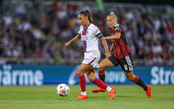 GER, Frankfurt, Eintracht Frankfurt vs. Paris Saint-Germain, UEFA Women s Champions League, Soccer, UEFA, 2026–2027 Season, Stadion am Brentanobad, 3rd Qualifying Round, First Leg (Pictured from left: Sakina Karchaoui, Paris Saint-Germain Women 7), Hanna Bennison, Eintracht Frankfurt Women’s Team No. 8, in a tackle. DFB and DFL regulations prohibit any use of photographs as image sequences and or quasi-video. August 26, 2026 Copyright: HMBxMedia HendrikxHamelau