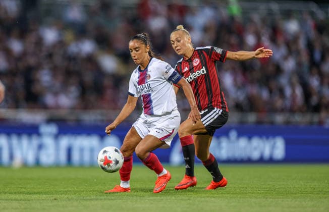 GER, Frankfurt, Eintracht Frankfurt vs. Paris Saint-Germain, UEFA Women s Champions League, Soccer, UEFA, 2026–2027 Season, Stadion am Brentanobad, 3rd Qualifying Round, First Leg (Pictured from left: Sakina Karchaoui, Paris Saint-Germain Women 7), Hanna Bennison, Eintracht Frankfurt Women’s Team No. 8, in a tackle. DFB and DFL regulations prohibit any use of photographs as image sequences and or quasi-video. August 26, 2026 Copyright: HMBxMedia HendrikxHamelau