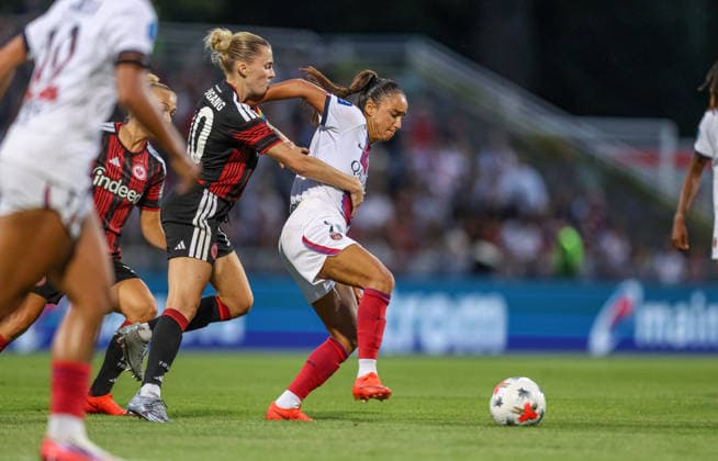 GER, Frankfurt, Eintracht Frankfurt vs. Paris Saint-Germain, UEFA Women s Champions League, Soccer, UEFA, 2026–2027 Season, Stadion am Brentanobad, 3rd Qualifying Round, First Leg: Pictured from left: Laura Freigang, Eintracht Frankfurt Women s Team, No. 10, Sakina Karchaoui, Paris Saint-Germain Women 7, tackle. DFB and DFL regulations prohibit any use of photographs as image sequences and or quasi-video. August 26, 2026 Copyright: HMBxMedia HendrikxHamelau