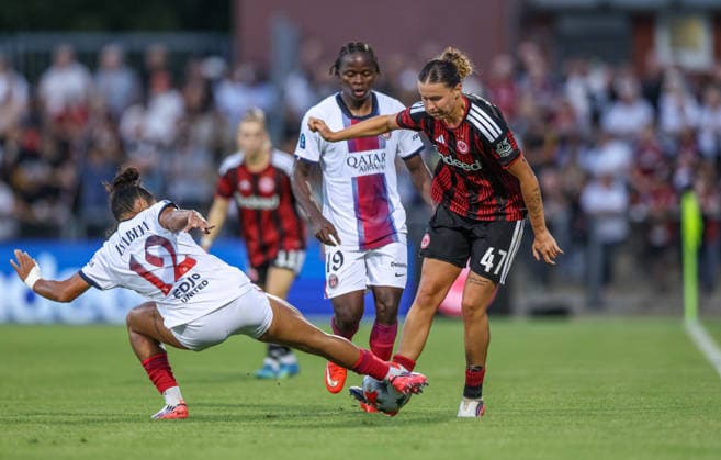 GER, Frankfurt, Eintracht Frankfurt vs. Paris Saint-Germain, UEFA Women s Champions League, soccer, UEFA, 2026–2027 season, Stadion am Brentanobad, 3rd Qualifying Round, First Leg (pictured, from left): Isabela, Paris Saint-Germain Women’s Team, 12, Merveille Kanjinga, Paris Saint-Germain Women’s Team, 19, Larissa Mühlhaus, Eintracht Frankfurt Women No. 47. DFB and DFL regulations prohibit any use of photographs as image sequences and or quasi-video. August 26, 2026 Copyright: HMBxMedia HendrikxHamelau