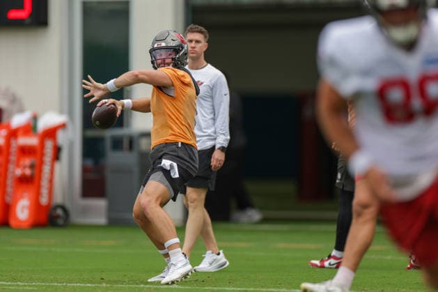 JACKSONVILLE, FL - AUGUST 26: Baker Mayfield 6 of the Tampa Bay Buccaneers throws a pass during the Jacksonville Jaguars joint practice with the Tampa Bay Buccaneers on August 26, 2026 at the Miller Electric Center in Jacksonville, Fl. (Photo by David Rosenblum Icon Sportswire) NFL, American Football Herren, USA AUG 26 Jaguars Training Camp EDITORIAL USE ONLY Icon260826251338