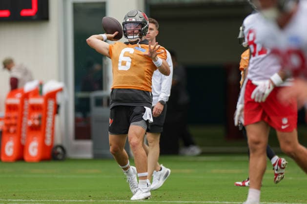 JACKSONVILLE, FL - AUGUST 26: Baker Mayfield 6 of the Tampa Bay Buccaneers throws a pass during the Jacksonville Jaguars joint practice with the Tampa Bay Buccaneers on August 26, 2026 at the Miller Electric Center in Jacksonville, Fl. (Photo by David Rosenblum Icon Sportswire) NFL, American Football Herren, USA AUG 26 Jaguars Training Camp EDITORIAL USE ONLY Icon260826251339
