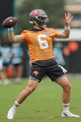 JACKSONVILLE, FL - AUGUST 26: Baker Mayfield 6 of the Tampa Bay Buccaneers works on a drill during the Jacksonville Jaguars joint practice with the Tampa Bay Buccaneers on August 26, 2026 at the Miller Electric Center in Jacksonville, Fl. (Photo by David Rosenblum Icon Sportswire) NFL, American Football Herren, USA AUG 26 Jaguars Training Camp EDITORIAL USE ONLY Icon260826251342