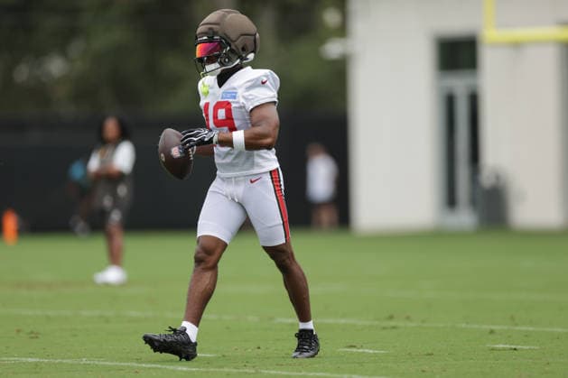JACKSONVILLE, FL - AUGUST 26: Kameron Johnson 19 of the Tampa Bay Buccaneers works on a drill during the Jacksonville Jaguars joint practice with the Tampa Bay Buccaneers on August 26, 2026 at the Miller Electric Center in Jacksonville, Fl. (Photo by David Rosenblum Icon Sportswire) NFL, American Football Herren, USA AUG 26 Jaguars Training Camp EDITORIAL USE ONLY Icon260826251345