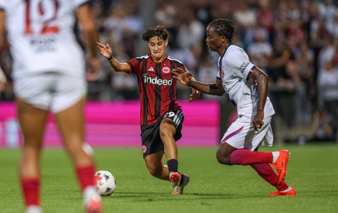 GER, Frankfurt, Eintracht Frankfurt vs. Paris Saint-Germain, UEFA Women s Champions League, Soccer, UEFA, 2026–2027 Season, Stadion am Brentanobad, 3rd Qualifying Round, First Leg (pictured, from left): Dilara Acikgoz, Eintracht Frankfurt Women, 29, Merveille Kanjinga, Paris Saint-Germain Women, 19. DFB and DFL regulations prohibit any use of photographs as image sequences and or quasi-video. August 26, 2026 Copyright: HMBxMedia HendrikxHamelau