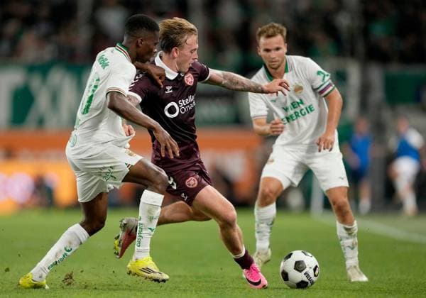 Calvin Miller of Heart of Midlothian in action against Moritz Oswald of SK Rapid during a UEFA Conference League Play-Off Second Leg match between SK Rapid and Hearts at Weststadion on August 26, 2026 in Vienna, Austria. Rapid Vienna v Heart of Midlothian, UEFA Conference League, Play-Off Round, Second Leg, Football, Allianz Stadion, Vienna, Austria - 26 Aug 2026Vienna Allianz Stadion Austria  Copyright: xChristianxHofer Shutterstockx 17115048en