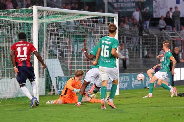26.08.26, GER, Regionalliga Nord, Fussball, 1. Spieltag, Saison 2026 2027, Dietmar-Scholze-Stadion an der Lohmuehle, VfB Lübeck vs Hamburger SV II Tor zum 1:3. Torschütze Torschuetze Kilian Machado (Hamburger SV II 20) trifft zum 1:3 ins Tor von Torwart Finn Böhmker Finn Boehmker (VfB Luebeck 01) nach Vorlage von Kelvin Ojo (Hamburger SV II 11) Foto nordphoto GmbH Tauchnitz Luebeck Dietmar-Scholze-Stadion an der Lohmuehle SH Germany *** August 26, 2026, GER, Regionalliga Nord, Soccer, Matchday 1, 2026–2027 Season, Dietmar Scholze Stadium an der Lohmühle, VfB Lübeck vs. Hamburger SV II Goal to make it 1–3 Scorer: Kilian Machado (Hamburger SV II 20) scores the 1–3 goal past goalkeeper Finn Böhmker (VfB Lübeck 01) following an assist from Kelvin Ojo (Hamburger SV II 11). Photo: nordphoto GmbH, Tauchnitz, Lübeck, Dietmar Scholze Stadium an der Lohmühle, SH, Germany Copyright: xnordphotoxGmbHx xTauchnitzx