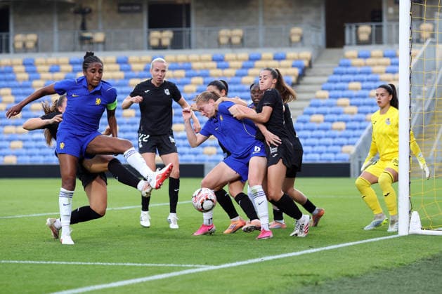 Chelsea gegen Real Sociedad Frauen, 26. August 2026, London – UEFA-Frauen-Champions-League, dritte Qualifikationsrunde, Hinspiel: Chelsea gegen Real Sociedad Frauen. Der Ball springt im Strafraum zwischen den Spielerinnen hin und her, bevor Katie McCabe – nicht im Bild – nach einer Ecke das erste Tor für Chelsea erzielt. Foto: Charlotte Wilson. Abseits. London, Großbritannien.  Copyright: xCharlottexWilsonx xOffsidexOffside