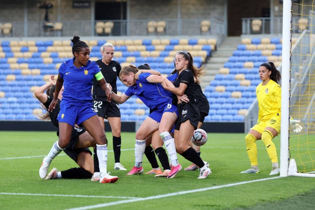 Chelsea gegen Real Sociedad Frauen, 26. August 2026, London – UEFA-Frauen-Champions-League, dritte Qualifikationsrunde, Hinspiel: Chelsea gegen Real Sociedad Frauen. Der Ball springt im Strafraum zwischen den Spielerinnen hin und her, bevor Katie McCabe – nicht im Bild – nach einer Ecke das erste Tor für Chelsea erzielt. Foto: Charlotte Wilson. Abseits. London, Großbritannien.  Copyright: xCharlottexWilsonx xOffsidexOffside