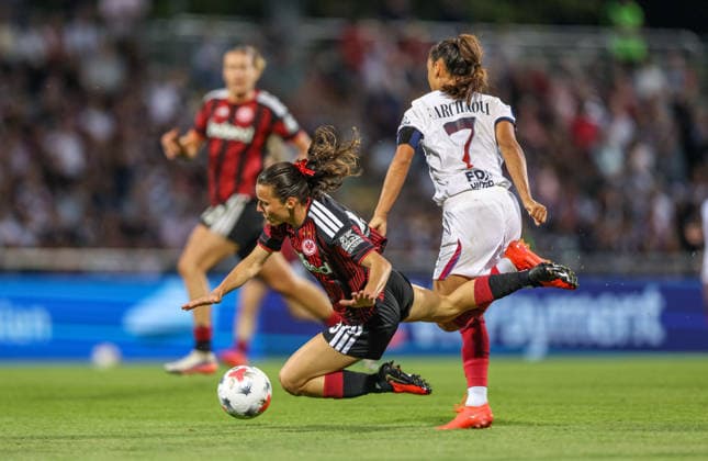 GER, Frankfurt, Eintracht Frankfurt vs. Paris Saint-Germain, UEFA Women s Champions League, Soccer, UEFA, 2026–2027 Season, Stadion am Brentanobad, 3rd Qualifying Round, First Leg: Pictured from left, Hayley Raso; Eintracht Frankfurt Women s Team No. 16 stumbles, Sakina Karchaoui, Paris Saint-Germain Women’s Team No. 7. DFB and DFL regulations prohibit any use of photographs as image sequences and or quasi-video. August 26, 2026 Copyright: HMBxMedia HendrikxHamelau