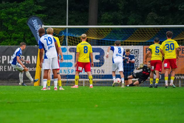 Luc Ihorst, BSV Kickers Emden, 14 missed penalty kicks; Damian Schobert, SV Atlas Delmenhorst, 1; German Soccer, Regionalliga Nord, 2026–27 Season, Matchday 5, August 26, 2026; SV Atlas Delmenhorst vs. BSV Kickers Emden, Stadium on Düsternortstraße, Delmenhorst, Lower Saxony Copyright: xLeonxFrickx