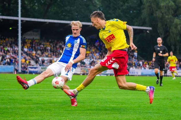 Eric Anozie, SV Atlas Delmenhorst, 29; Theo Schröder, BSV Kickers Emden, 9; German Soccer, Regionalliga Nord, 2026–27 Season, Matchday 5, August 26, 2026; SV Atlas Delmenhorst vs. BSV Kickers Emden, Stadium on Düsternortstraße, Delmenhorst, Lower Saxony Copyright: xLeonxFrickx