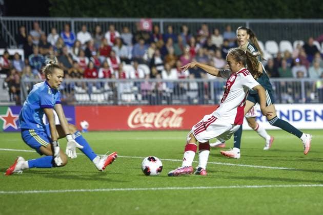 AMSTERDAM , 26-08-2026, Sportcomplex De Toekomst , Champions League Women , football , Third qualifying round 1st leg season 2026 2027 , match between Ajax and Real Madrid (women) , picture shows Ajax player Elisa Van Dijk , Real Madrid goalkeeper Merle Frohms Ajax - Real Madrid (women)  x206069427x Copyright: