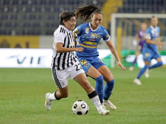 SOCCER - WCL, St.Poelten vs Juventus SANKT POELTEN,AUSTRIA,26.AUG.26 - SOCCER - UEFA Women s Champions League, qualification, SKN Sankt Poelten vs Juventus Turin. Image shows Remina Chiba (Juventus) and Fanni Nagy (St.Poelten).  GEPAxpictures xWalterxLuger