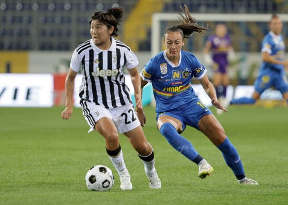 SOCCER - WCL, St.Poelten vs Juventus SANKT POELTEN,AUSTRIA,26.AUG.26 - SOCCER - UEFA Women s Champions League, qualification, SKN Sankt Poelten vs Juventus Turin. Image shows Remina Chiba (Juventus) and Fanni Nagy (St.Poelten).  GEPAxpictures xWalterxLuger