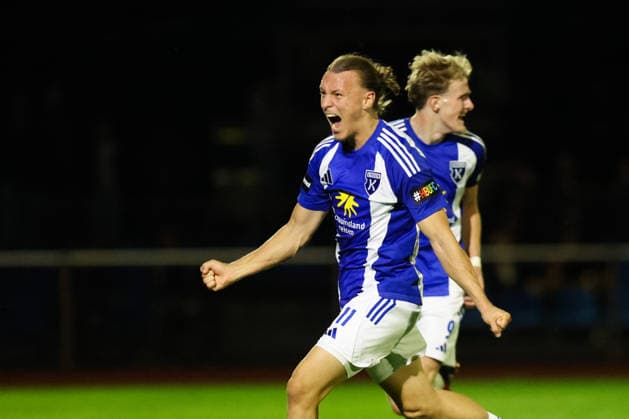 August 26, 2026, Soccer, Men’s, Regionalliga Nord, Matchday 5, SV Atlas Delmenhorst vs. BSV Kickers Emden, Matti Tjaden (blue 11) of BSV Kickers Emden celebrates Luc Ihorst’s (blue 14) goal to make it 2–3 for BSV Kickers Emden