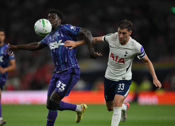 Tottenham Hotspur v Charlton Athletic Carabao Cup Tottenham Hotspur s Ben Davies (right) and Charlton Athletic s Micah Mbick battle for the ball during the Carabao Cup Second Round match at Tottenham Hotspur Stadium, London 26 08 2026 UK Newspapers OUT Copyright: xDanielxHamburyx FIL-23825-0094