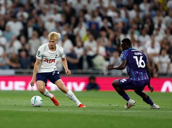 Lucas Bergvall of Tottenham Hotspur gets away from Timothy Ouma of Charlton Athletic Tottenham Hotspur v Charlton Athletic, EFL Carabao Cup, Second Round, Football, Tottenham Hotspur Stadium, London, UK - 26 Aug 2026London Tottenham Hotspur Stadium United Kingdom EDITORIAL USE ONLY No use with unauthorised audio, video, data, fixture lists, club league logos or live services. Online in-match use limited to 120 images, no video emulation. No use in betting, games or single club league player publications.  Copyright: xMattxImpey Shutterstockx 17115050al