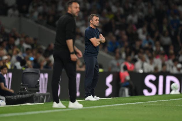 Tottenham Hotspur v Charlton Athletic Carabao Cup Tottenham Hotspur head coach Roberto De Zerbi (left) and Charlton Athletic manager Nathan Jones on the touchline during the Carabao Cup Second Round match at Tottenham Hotspur Stadium, London 26 08 2026 UK Newspapers OUT Copyright: xDanielxHamburyx FIL-23825-0102