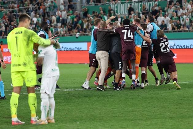 26.August.2026 - SOCCER - 2026 27 UEFA Conference League Play-offs, 2nd Leg, SK Rapid Wien vs Heart of Midlothian FC Heart of Midlothian FC celebrates victory after the match and Marco Tilio (Rapid Wien) shows disappointment after the match VIENNA VIENNA, AUSTRIA Allianz Stadion SK Rapid Wien Allianz Stadion AUSTRIA Copyright: xYigitxOermex xPsxImagesxYigitxOermex xPsxImagesx