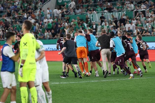26.August.2026 - SOCCER - 2026 27 UEFA Conference League Play-offs, 2nd Leg, SK Rapid Wien vs Heart of Midlothian FC Heart of Midlothian FC celebrates victory after the match and Marco Tilio (Rapid Wien) shows disappointment after the match VIENNA VIENNA, AUSTRIA Allianz Stadion SK Rapid Wien Allianz Stadion AUSTRIA Copyright: xYigitxOermex xPsxImagesxYigitxOermex xPsxImagesx